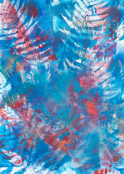 Auf dem farbenfrohen Bild der Künstlerin artmates sind farnartige Farbabdrücke in Blautönen zu sehen.